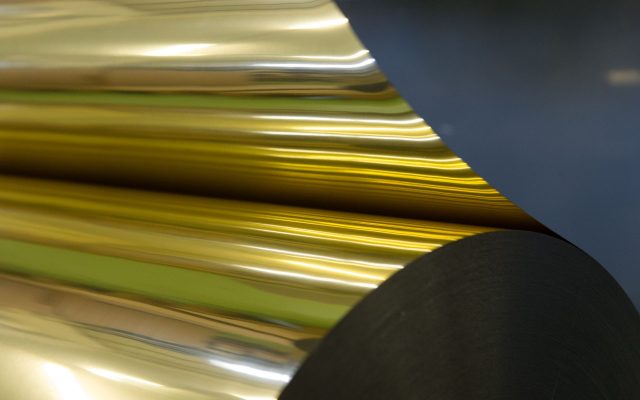 extrudálás - arany fólia tekercs