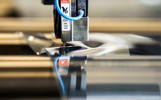 extrudálás - extruder fóliavágó vágás közben