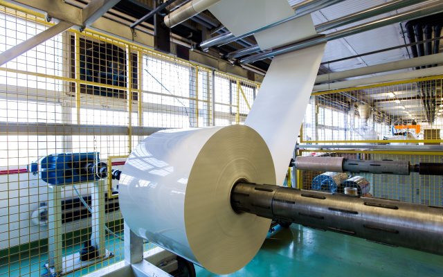 extrudálás - fólia tekercs extruderen