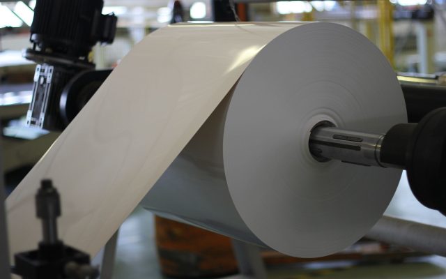 extrudálás - fólia tekercs extruderen