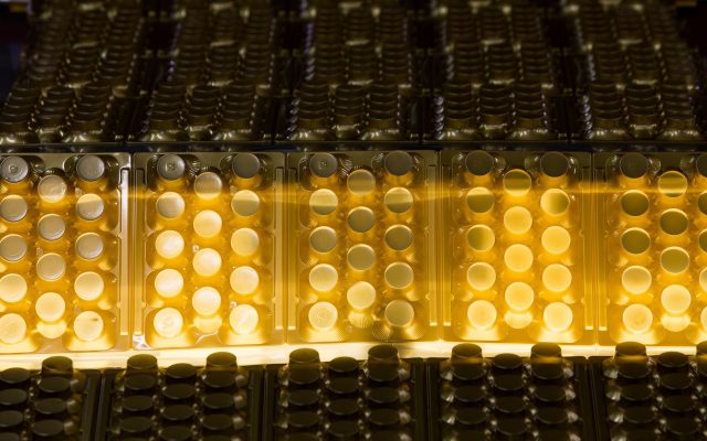 préslégformázás - műanyag arany desszertbetét gyártás közben