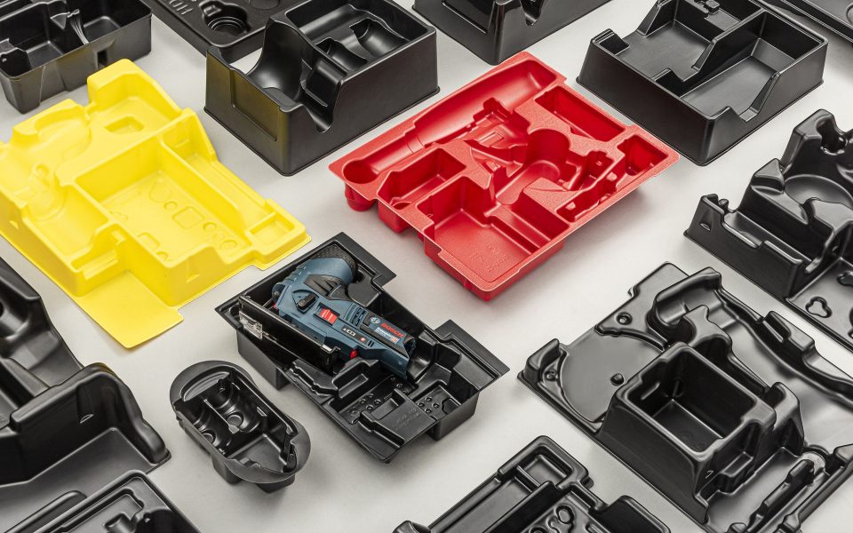 Pro.Form vákuumformázás, műszerburkolatok, logisztikai tálcák