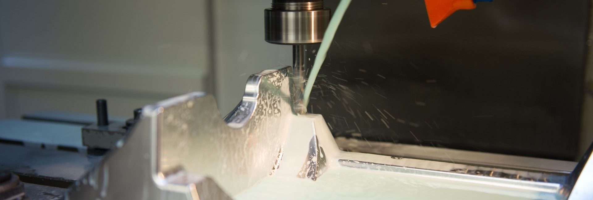 szerszámfejlesztés - szerszám készítés közben, CNC marás