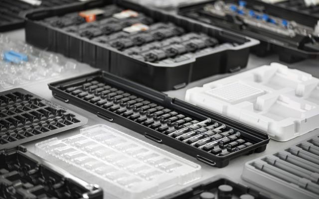 vákuumformázás - logisztikai tálcák termékekkel