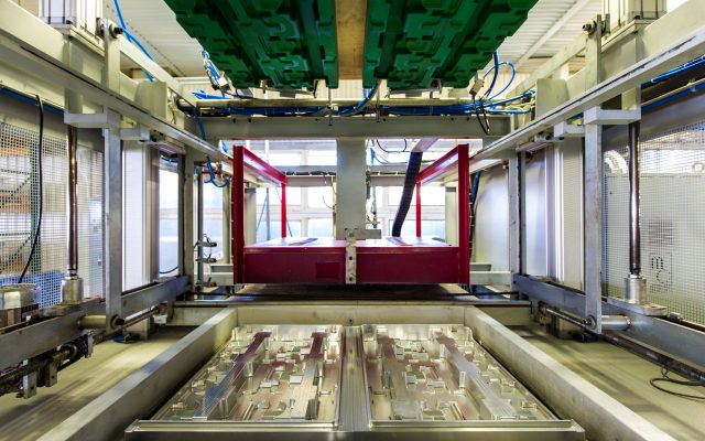 vákuumformázás - vákuumformázó gép