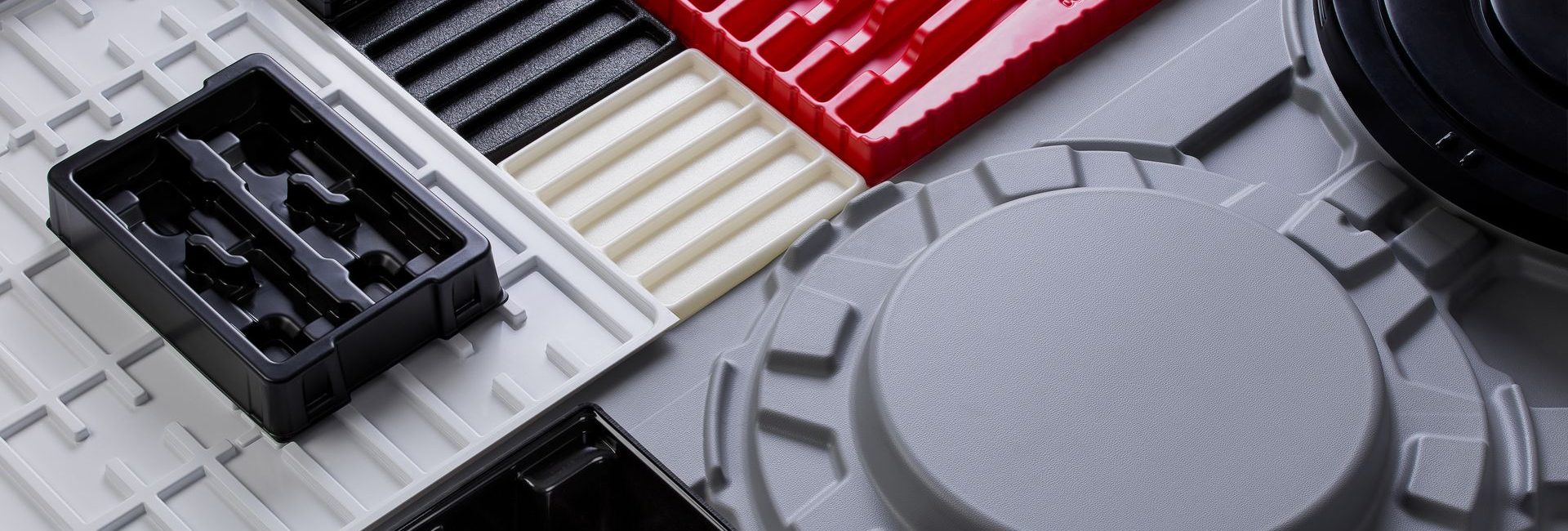 vákuumformázás, vákuumformázott tálcák